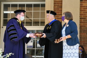 President Johnson awards Briton Medallions to J. Donald Sheets, ’82 and Angela Sheets, ’82.